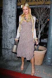 celebrity_paradise.com_TheElder_ParisandNickyHilton2011_03_16_familydineatFridaMexicanCuisine30.jpg