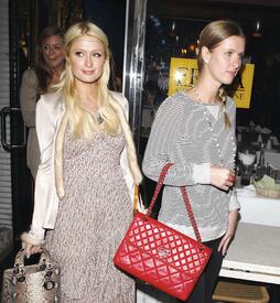 celebrity_paradise.com_TheElder_ParisandNickyHilton2011_03_16_familydineatFridaMexicanCuisine4.jpg