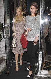 celebrity_paradise.com_TheElder_ParisandNickyHilton2011_03_16_familydineatFridaMexicanCuisine5.jpg