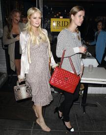 celebrity_paradise.com_TheElder_ParisandNickyHilton2011_03_16_familydineatFridaMexicanCuisine6.jpg