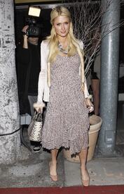 celebrity_paradise.com_TheElder_ParisandNickyHilton2011_03_16_familydineatFridaMexicanCuisine9.jpg