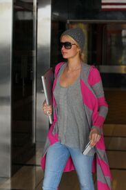 celebrity_paradise.com_TheElder_ParisHilton2011_03_17_atMedicalBuildinginWestHollywod10.jpg