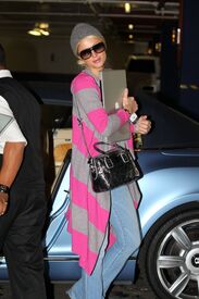 celebrity_paradise.com_TheElder_ParisHilton2011_03_17_atMedicalBuildinginWestHollywod4.jpg