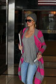 celebrity_paradise.com_TheElder_ParisHilton2011_03_17_atMedicalBuildinginWestHollywod8.jpg