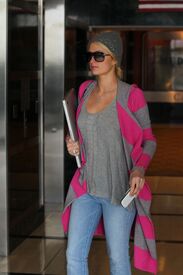 celebrity_paradise.com_TheElder_ParisHilton2011_03_17_atMedicalBuildinginWestHollywod9.jpg