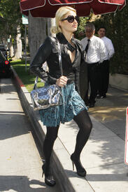 celebrity_paradise.com_TheElderParisHilton2011_03_18_atIlCieloinBeverlyHills_12.jpg