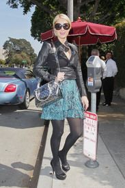 celebrity_paradise.com_TheElderParisHilton2011_03_18_atIlCieloinBeverlyHills_5.jpg