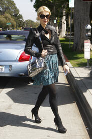 celebrity_paradise.com_TheElderParisHilton2011_03_18_atIlCieloinBeverlyHills_9.jpg