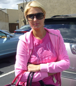 celebrity_paradise.com_TheElder_ParisHilton2011_03_22_runserrandsinBeverlyHills1.jpg