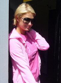 celebrity_paradise.com_TheElder_ParisHilton2011_03_22_runserrandsinBeverlyHills10.jpg