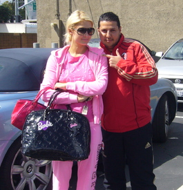 celebrity_paradise.com_TheElder_ParisHilton2011_03_22_runserrandsinBeverlyHills6.jpg