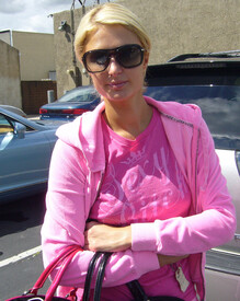 celebrity_paradise.com_TheElder_ParisHilton2011_03_22_runserrandsinBeverlyHills9.jpg