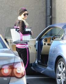 Paris_Hilton_on_her_way_to_a_Photoshoot_009.jpg