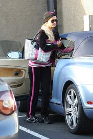 Paris_Hilton_on_her_way_to_a_Photoshoot_012.jpg