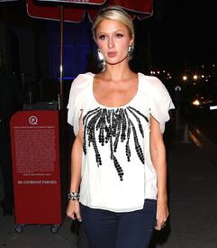 celebrity_paradise.com_TheElder_ParisHilton2011_03_22_atBOASteakouseinWestHollywood1.jpg