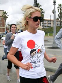 celebrity_paradise.com_TheElder_ParisandNickyHilton2011_03_27_ReliefRun1.jpg