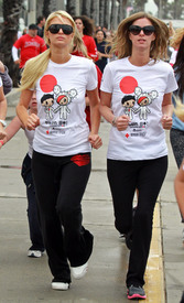 celebrity_paradise.com_TheElder_ParisandNickyHilton2011_03_27_ReliefRun10.jpg