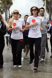 celebrity_paradise.com_TheElder_ParisandNickyHilton2011_03_27_ReliefRun14.jpg