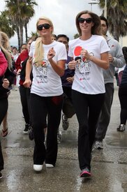 celebrity_paradise.com_TheElder_ParisandNickyHilton2011_03_27_ReliefRun15.jpg