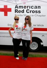 celebrity_paradise.com_TheElder_ParisandNickyHilton2011_03_27_ReliefRun16.jpg