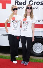 celebrity_paradise.com_TheElder_ParisandNickyHilton2011_03_27_ReliefRun18.jpg