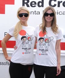 celebrity_paradise.com_TheElder_ParisandNickyHilton2011_03_27_ReliefRun19.jpg