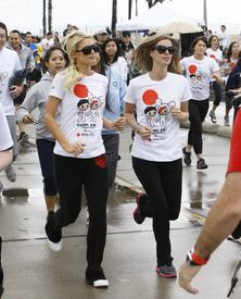 celebrity_paradise.com_TheElder_ParisandNickyHilton2011_03_27_ReliefRun22.jpg