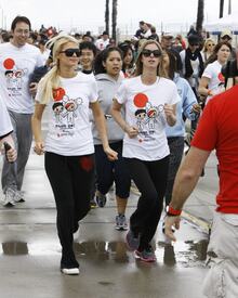 celebrity_paradise.com_TheElder_ParisandNickyHilton2011_03_27_ReliefRun24.jpg