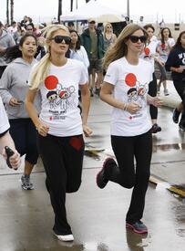 celebrity_paradise.com_TheElder_ParisandNickyHilton2011_03_27_ReliefRun25.jpg