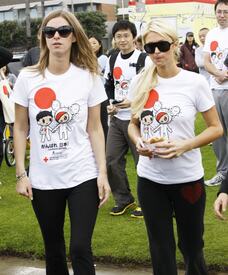 celebrity_paradise.com_TheElder_ParisandNickyHilton2011_03_27_ReliefRun29.jpg