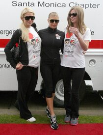 celebrity_paradise.com_TheElder_ParisandNickyHilton2011_03_27_ReliefRun3.jpg