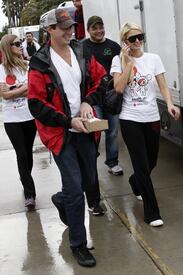 celebrity_paradise.com_TheElder_ParisandNickyHilton2011_03_27_ReliefRun33.jpg