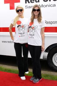 celebrity_paradise.com_TheElder_ParisandNickyHilton2011_03_27_ReliefRun37.jpg