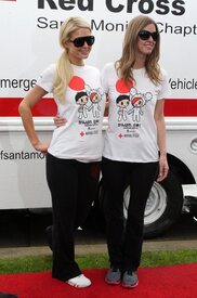 celebrity_paradise.com_TheElder_ParisandNickyHilton2011_03_27_ReliefRun4.jpg