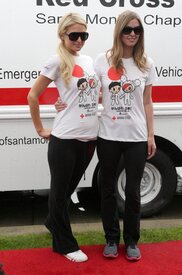 celebrity_paradise.com_TheElder_ParisandNickyHilton2011_03_27_ReliefRun5.jpg