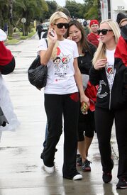 celebrity_paradise.com_TheElder_ParisandNickyHilton2011_03_27_ReliefRun6.jpg