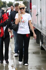 celebrity_paradise.com_TheElder_ParisandNickyHilton2011_03_27_ReliefRun7.jpg