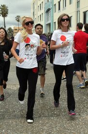 celebrity_paradise.com_TheElder_ParisandNickyHilton2011_03_27_ReliefRun8.jpg