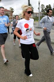 celebrity_paradise.com_TheElder_ParisandNickyHilton2011_03_27_ReliefRun9.jpg