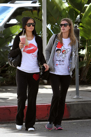 celebrity_paradise.com_TheElder_ParisandNickyHilton2011_03_27_atSantaMonicasFredSegal1.jpg