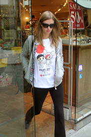 celebrity_paradise.com_TheElder_ParisandNickyHilton2011_03_27_atSantaMonicasFredSegal28.jpg