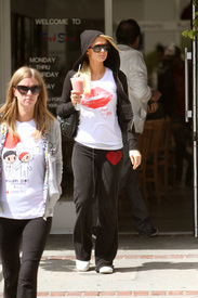 celebrity_paradise.com_TheElder_ParisandNickyHilton2011_03_27_atSantaMonicasFredSegal5.jpg