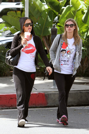 celebrity_paradise.com_TheElder_ParisandNickyHilton2011_03_27_atSantaMonicasFredSegal7.jpg