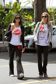 celebrity_paradise.com_TheElder_ParisandNickyHilton2011_03_27_atSantaMonicasFredSegal8.jpg