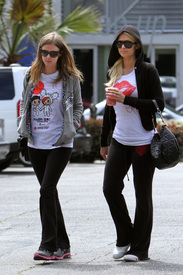 celebrity_paradise.com_TheElder_ParisandNickyHilton2011_03_27_atSantaMonicasFredSegal9.jpg