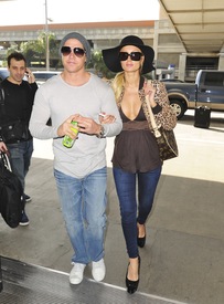 celebrity_paradise.com_TheElder_ParisHilton2011_03_28_ArrivesatLAX4.jpg