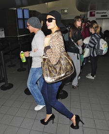 celebrity_paradise.com_TheElder_ParisHilton2011_03_28_ArrivesatLAX8.jpg