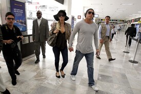 celebrity_paradise.com_TheElder_ParisHilton2011_03_29_arrivesatMexicointernationalairport3.jpg