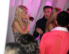 celebrity_paradise.com_TheElder_ParisHilton2011_03_29_AtCentricalDiscothequeinMexico6.jpg