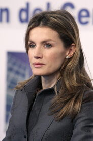 celebrity-paradise.com-The_Elder-Princess_Letizia_2010-01-25_-_opening_of_the_Research_and_Develop_438.jpg